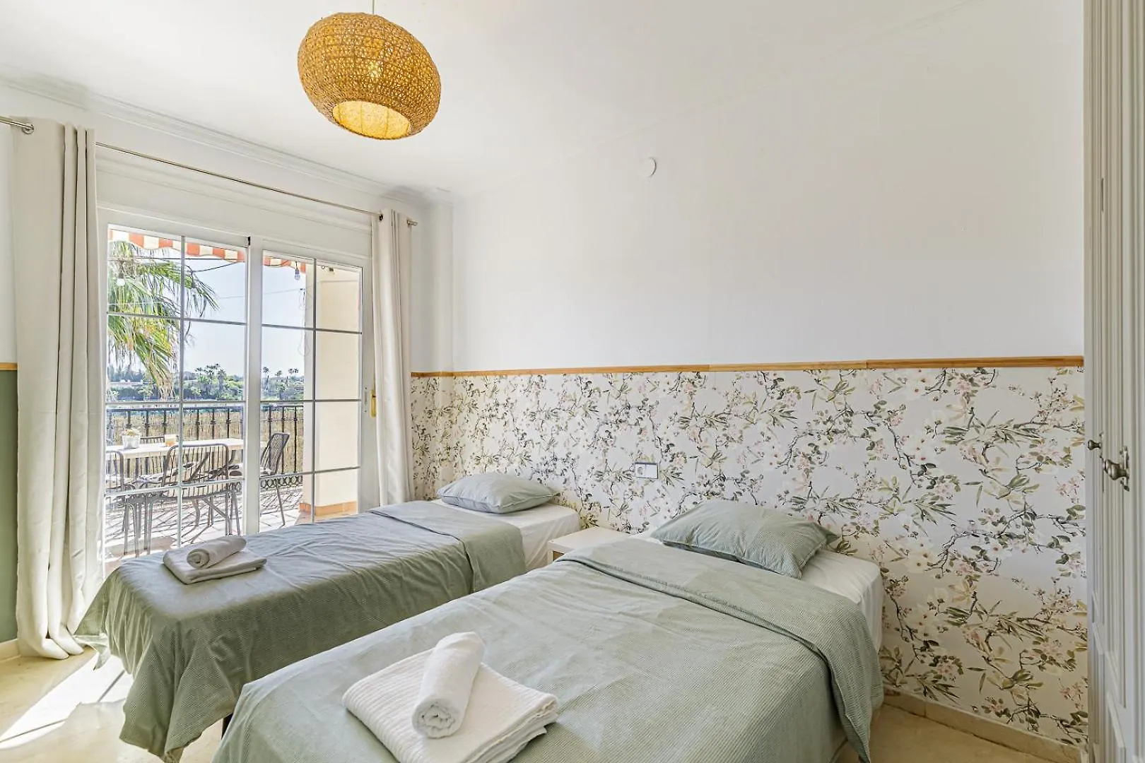 מיחאס Golf, Family & Beach Semi-Penthouse דירה